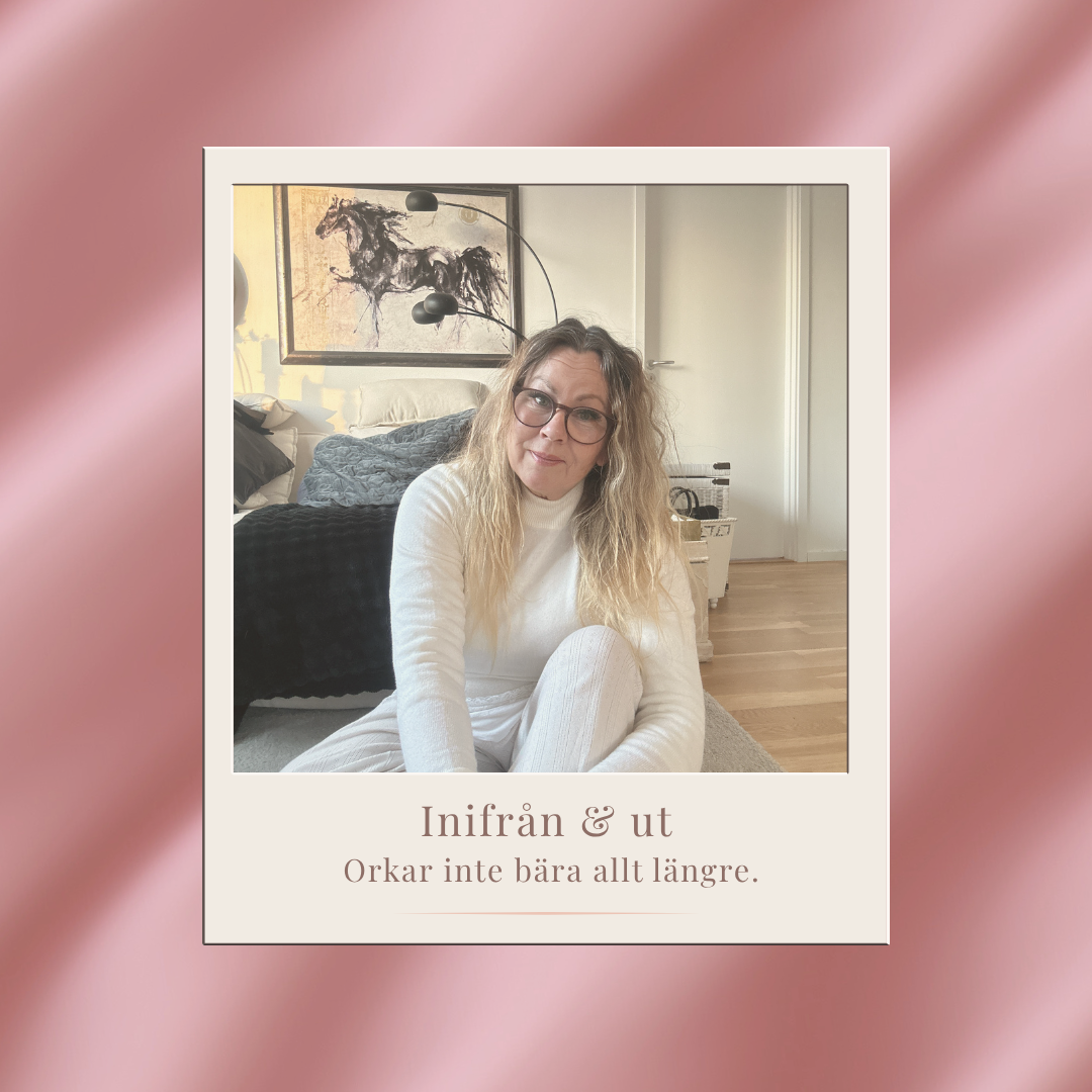Kvinna sitter lugnt på golvet i ett ljust hem och möter kameran med en varm blick, bild som symboliserar personlig utveckling, gränssättning och att inte bära allt för andra