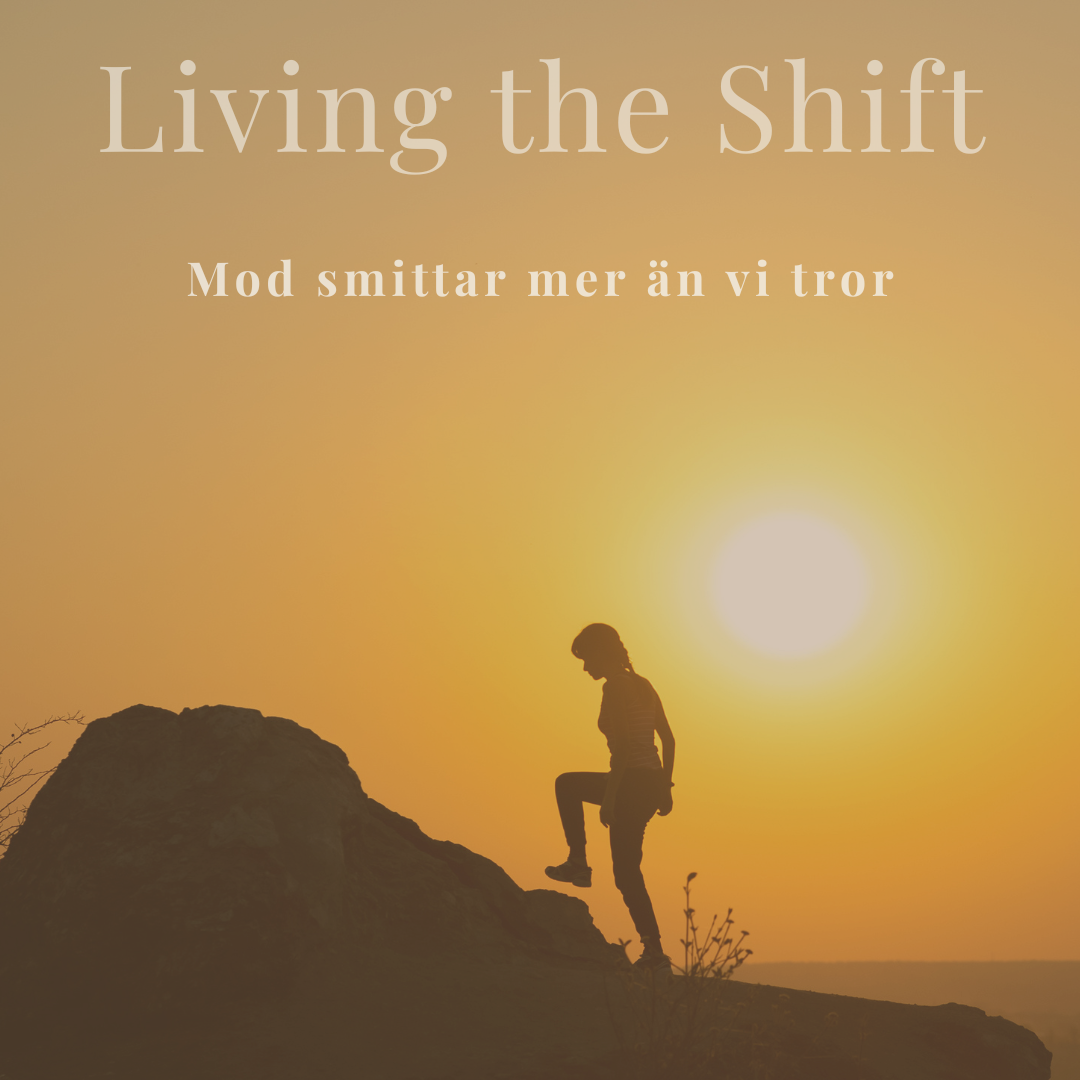 Person som vandrar uppför en klippa i solnedgång med texten "Living the Shift – Mod smittar mer än vi tror"