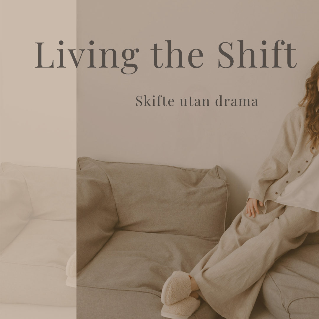 Kvinna som sitter lugnt i en soffa med texten Living the Shift – Skifte utan drama
