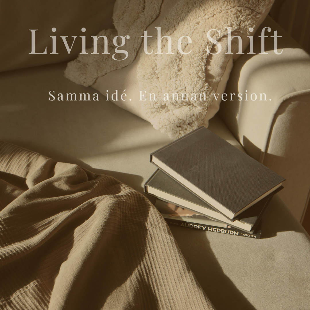 Böcker på en beige soffa i varmt solljus – symbol för reflektion, mognad och personlig utveckling i Living the Shift.